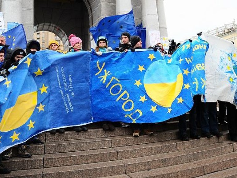 На Евромайдане в Киеве начали проводить учения по обороне