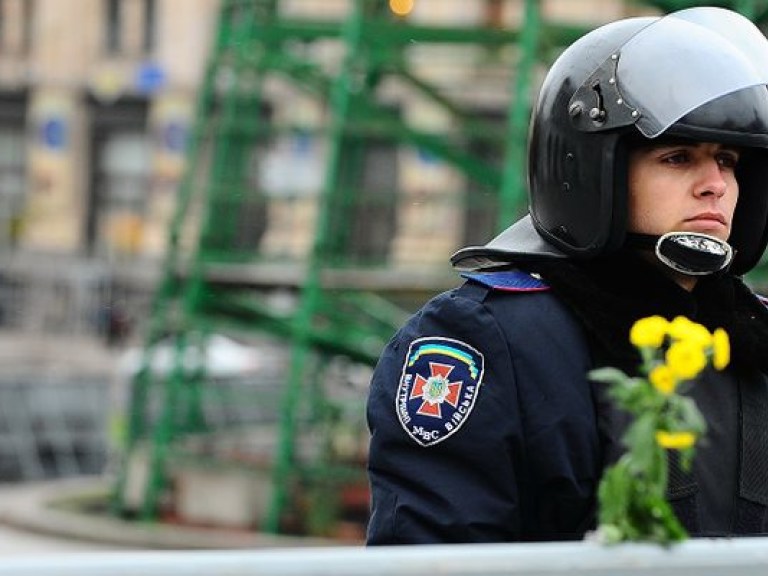 Спецназ окружает митингующих на Евромайдане