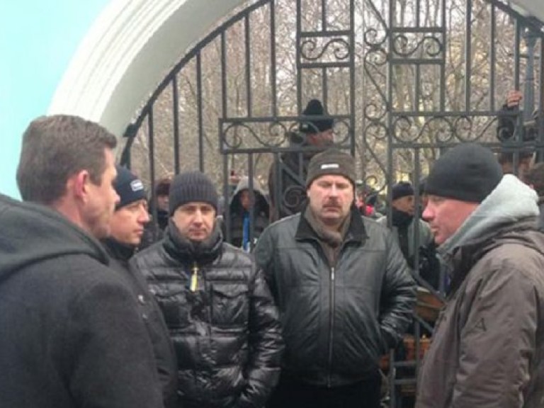На территории Михайловского собора забаррикадировались более сотни активистов