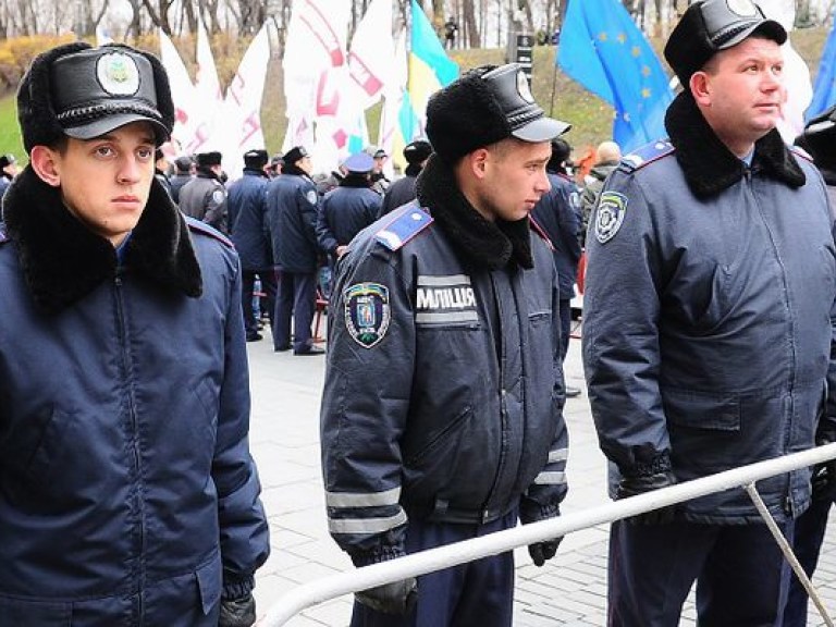 На Михайловской площади митингующие пытались задержать автобус с милицией