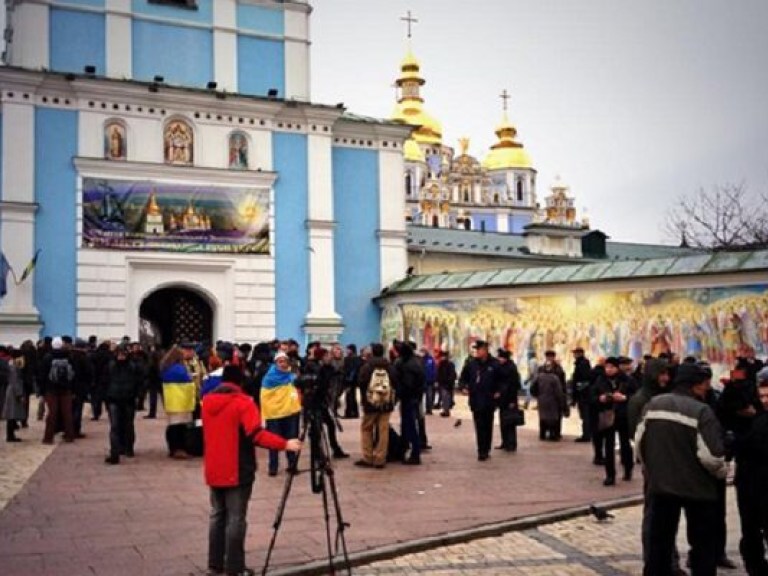 На Михайловской площади в Киеве собралось уже около 400 митингующих