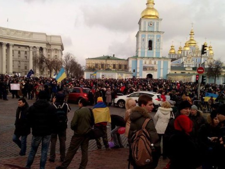 На Михайловской площади уже находится не менее тысячи митингующих