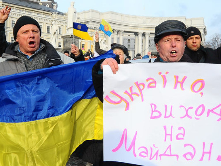 Митингующие на Майдане Независимости направляются на Михайловскую площадь