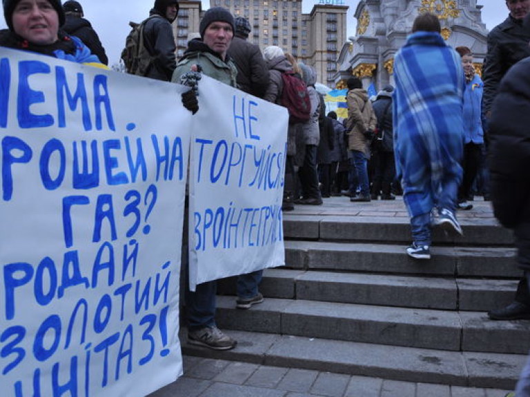 На Михайловской площади активисты пишут новые банеры