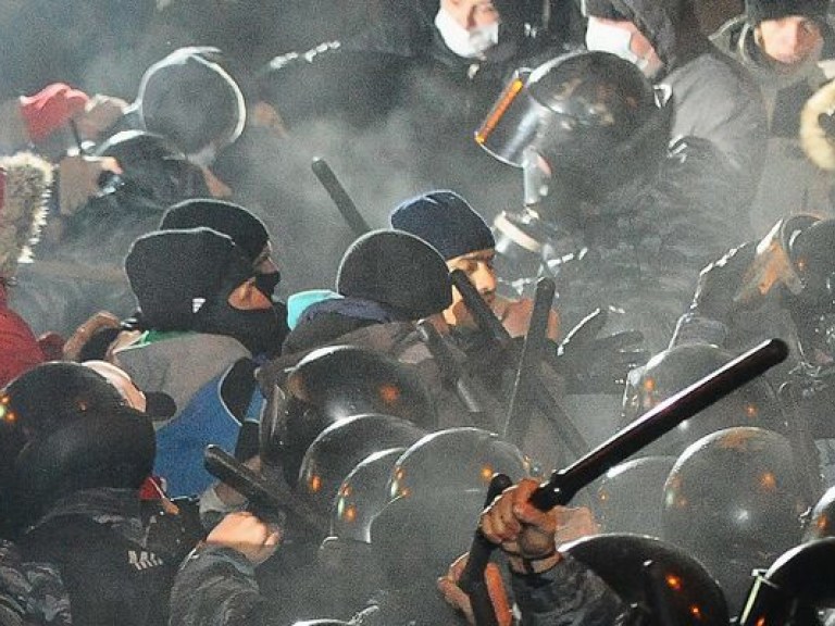 В сети появилось видео активистов Евромайдана, бьющих милицию дубинками