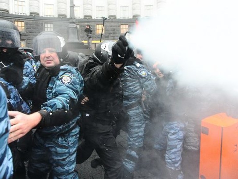 На Банковой продолжают столкновения, в ход пошли «коктейли Молотова»