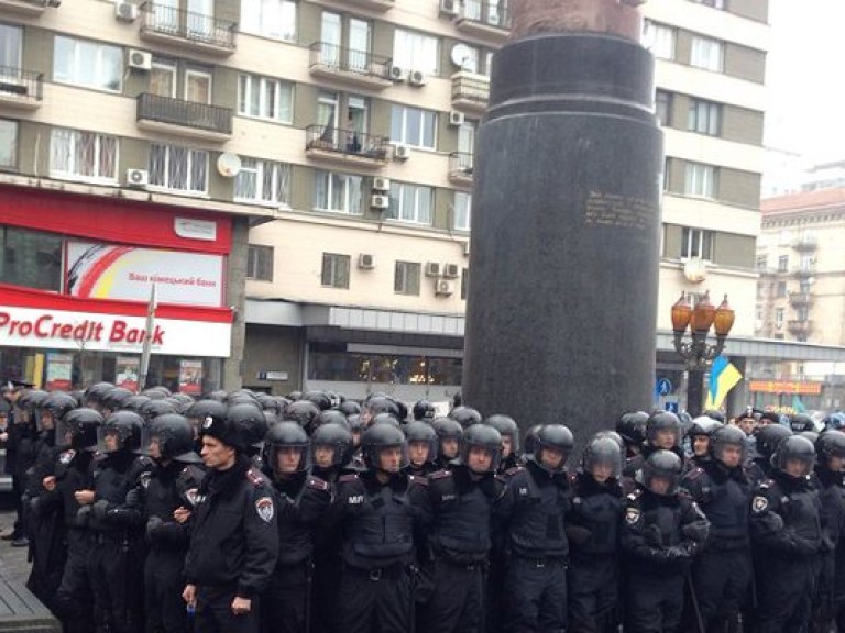 У памятника Ленину в Киеве митингующие дерутся с &#171;Беркутом&#187;