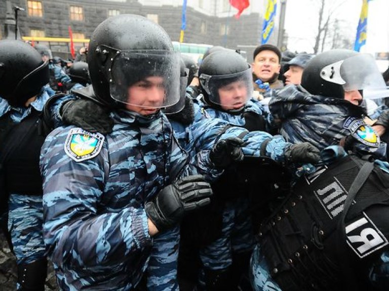 На Банковой «Беркут» пошел в атаку, митингующие бегут