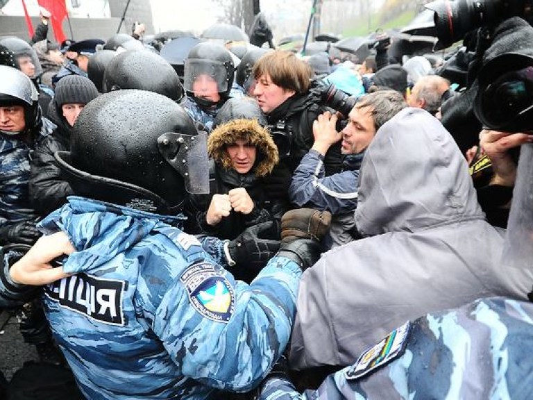 «Беркут» начал оттеснять митингующих, есть первые пострадавшие