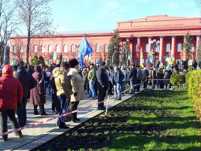 Участники Евромайдана уже с утра заполонили парк Шевченко (ФОТО)