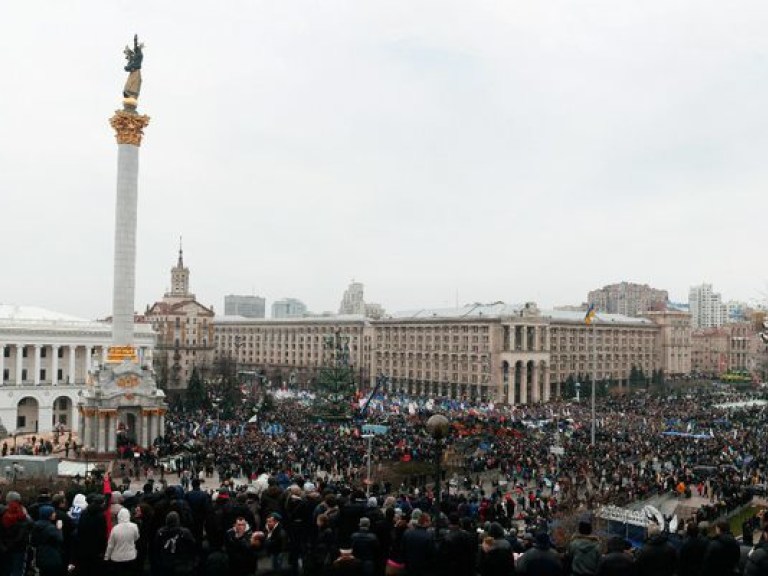 «Беркут» начал вытеснять митингующих с Институтской на Майдан Независимости