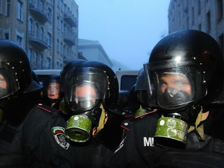 Здание администрации Президента охраняют около сотни спецназовцев