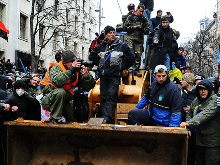 Для журналистов, освещающих события на Евромайдане, ввели единые опозновательные знаки