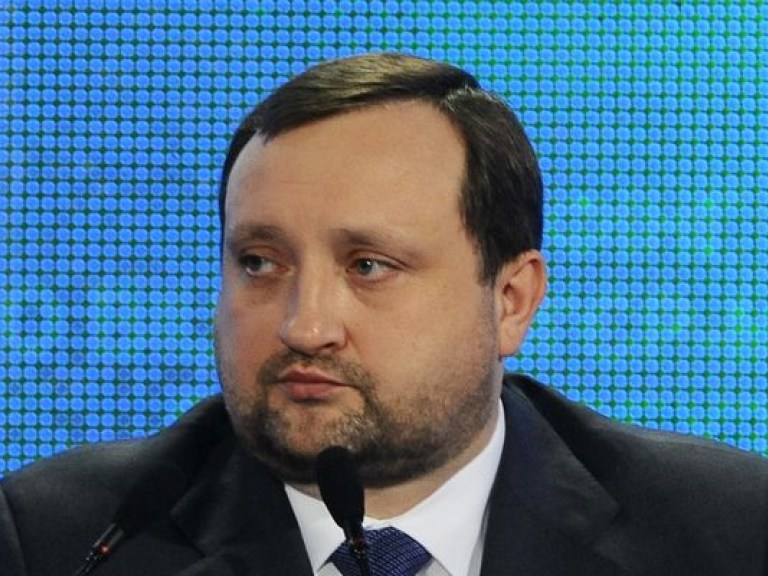 Арбузов призвал политиков прекратить беспорядки и сесть за стол переговоров