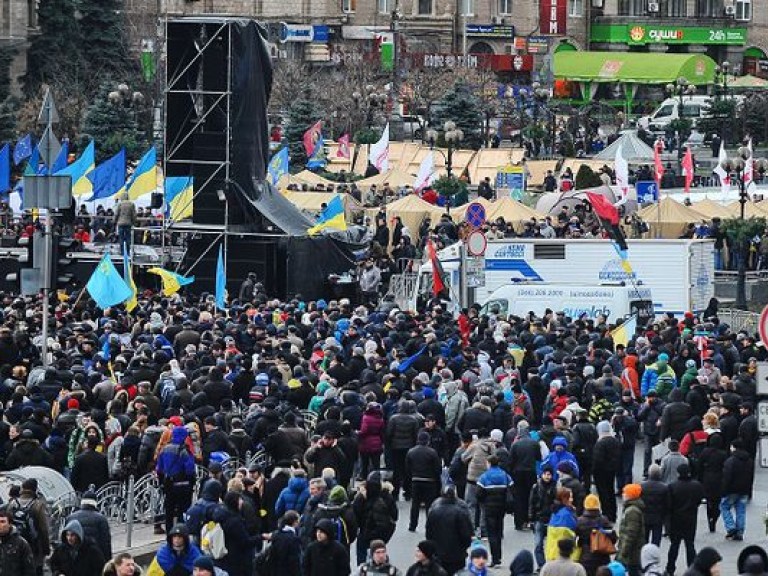 На Майдане установили экраны с трансляцией выступлений лидеров оппозиции