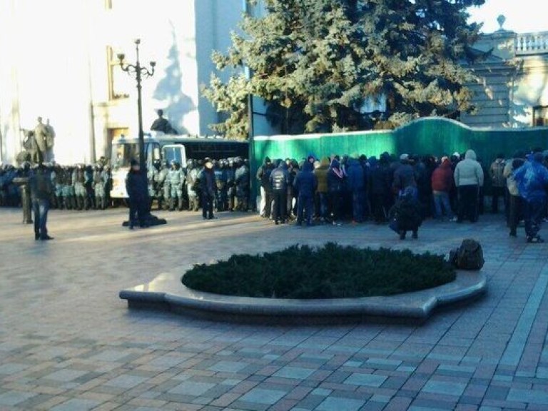 Милиция пропускает «титушек» за забор парламента