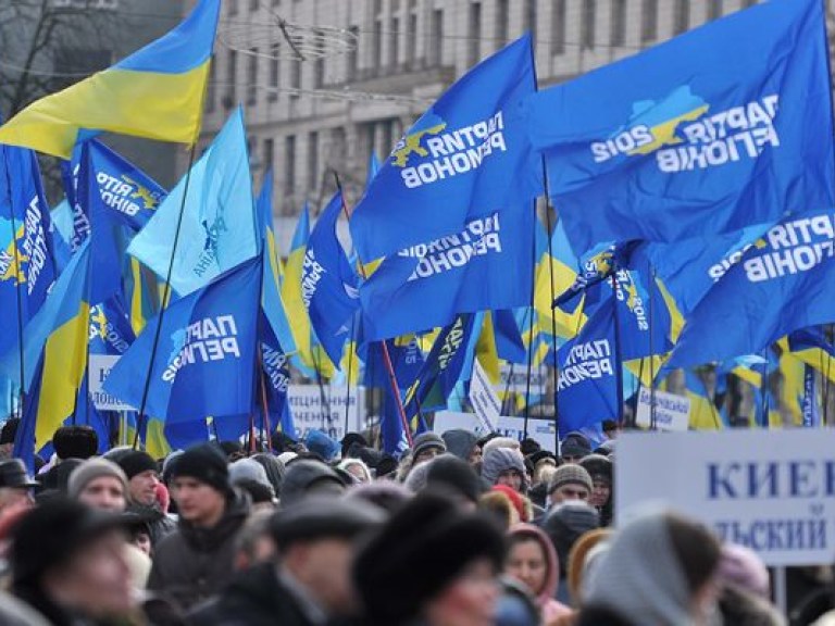 За забором: регионалы проводят свой митинг под усиленной охраной