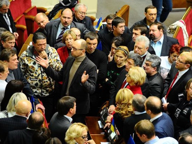 Парламент не работает: оппозиционные депутаты блокируют трибуну