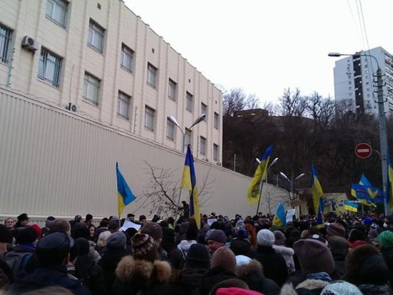 Под столичный изолятор пришло 2 тысячи митингующих (ФОТО)