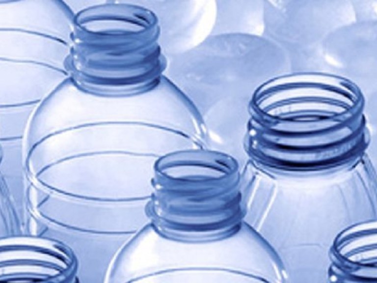 Мигрени вызывает вода из пластиковой тары — ученые