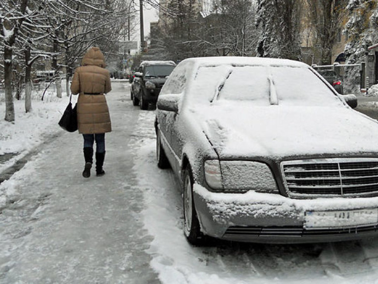 В пятницу по всей Украине мокрый снег и сильный ветер