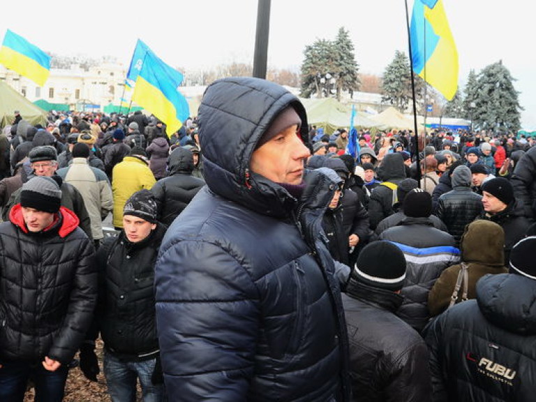 Депутаты от ПР убеждают молодчиков под парламентом, что на Майдане стоят не мирные митингующие