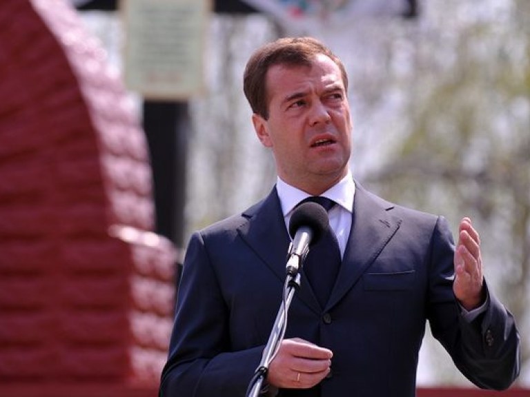 Медведев: Украинцы должны ездить в Россиию по загранпаспортам