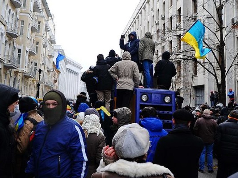 Политолог рассказал, кому выгодна эскалация конфликта на Евромайдане