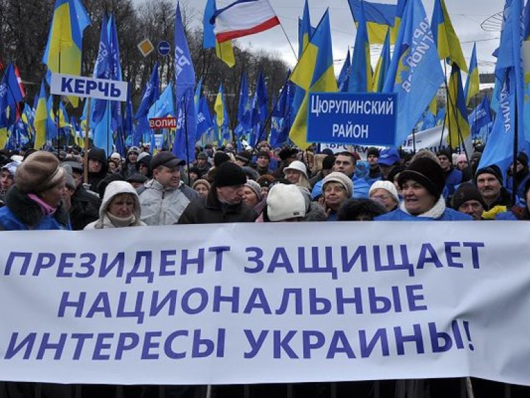 Стоят и молчат: митингующих за Януковича оставили без концерта