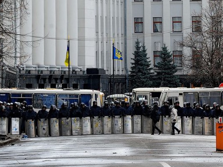 Администрация Президента по-прежнему находится в осаде