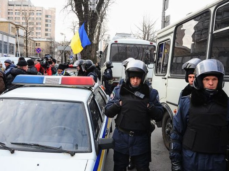 Активисты Евромайдана задержали пьяного милиционера с оружием