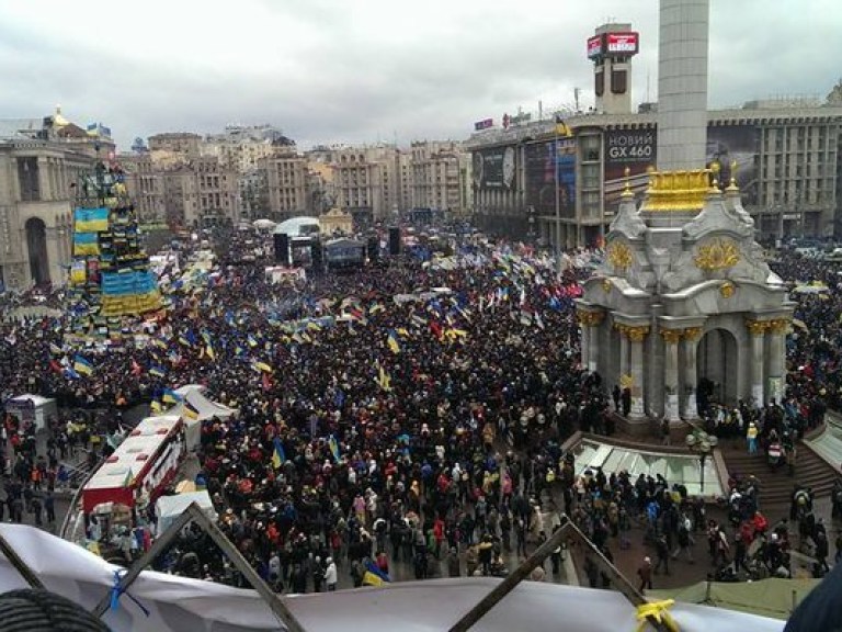 Евромайдановцы идут устанавливать палаточный городок в правительственном квартале