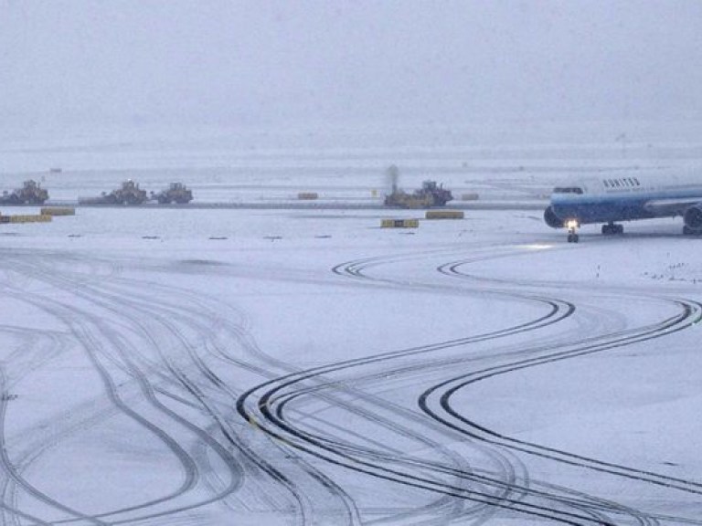 Аэропорт «Киев» задерживает рейсы из-за снегопада