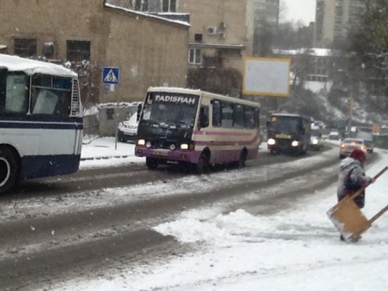 В центр Киева направляются 15 автобусов с правоохранителями и военными (ФОТО)