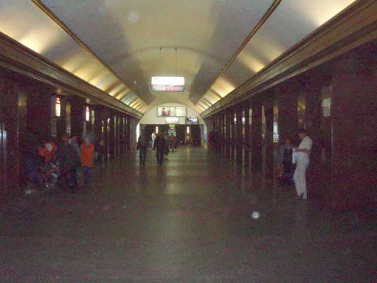В центре Киева &#171;заминировали&#187; три станции метро: людей срочно эвакуируют