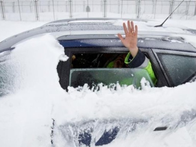 Первые пострадавшие в результате снегопадов: спасатели помогают водителям выбираться из сугробов