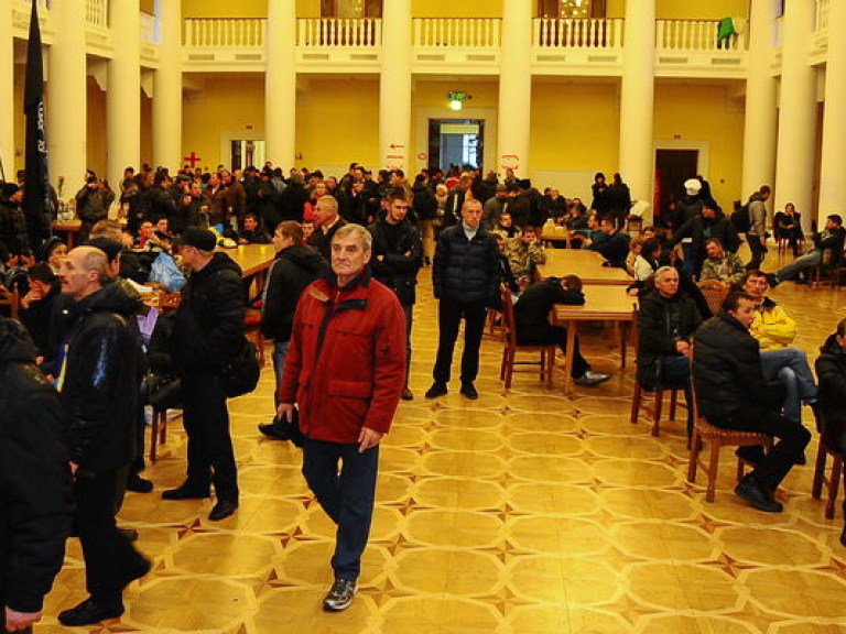 В здании КГГА протестующим продолжают выдавать теплую одежду