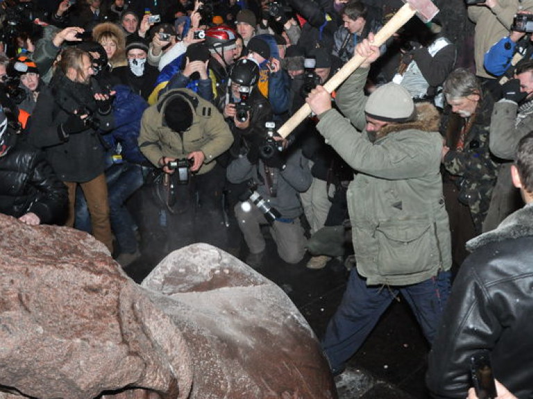 Правоохранители никого не задержали за снос памятника Ленину — столичная милиция