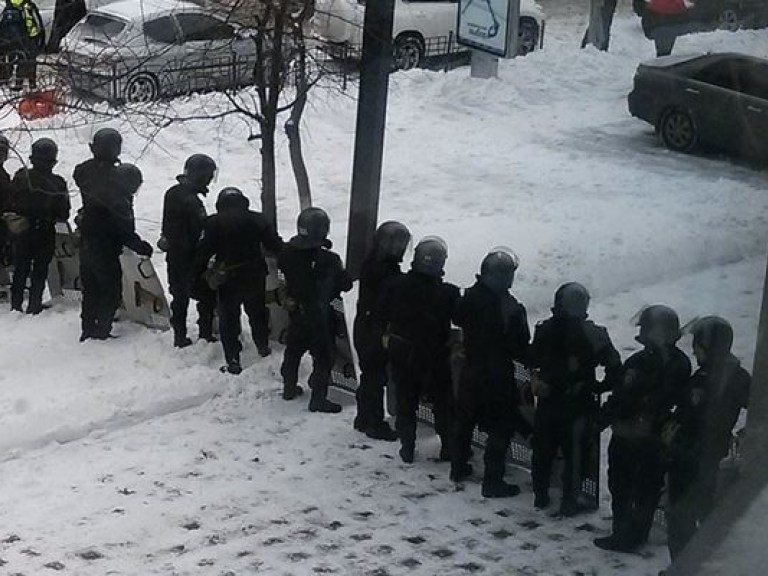Евромайдан окружают правоохранители (ФОТО)