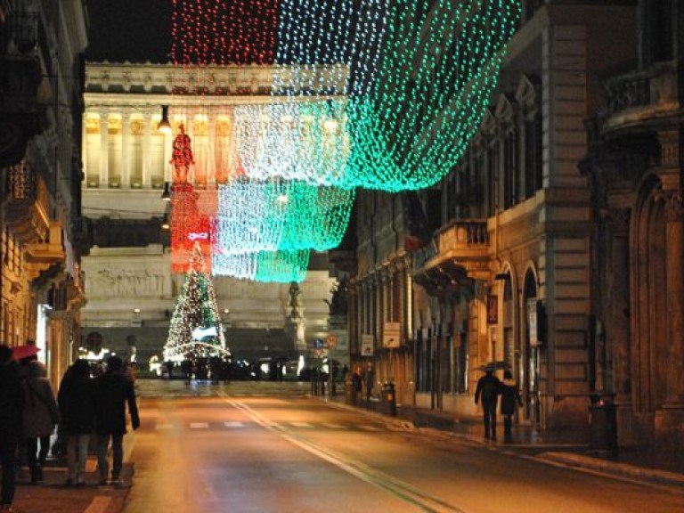 Рим украсили гирляндами цветов гей-сообщества (ВИДЕО)