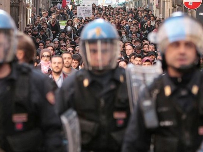 А как у них: в Италии полицейский спецназ перешел на сторону протестующих (ВИДЕО)