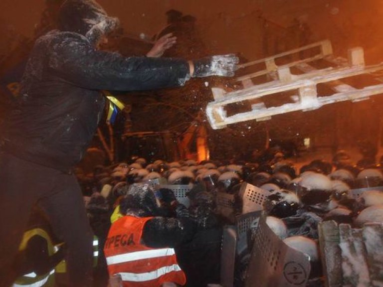 &#171;Беркут&#187; избивает протестующих, ликвидируя баррикаду на Шелковичной