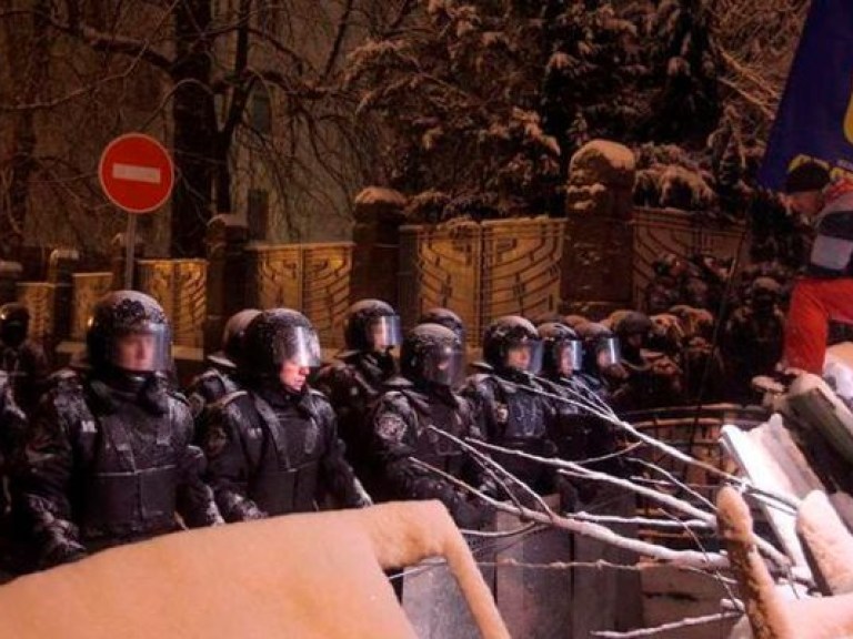 Майдан окружен &#171;Беркутом&#187;, бойцам поступил приказ никого не впускать и не выпускать
