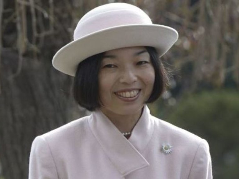 Японская принцесса рухнула в обморок на торжественной церемонии (ВИДЕО)