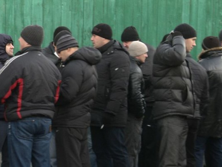 «Титушки» не пускают активистов на Евромайдан