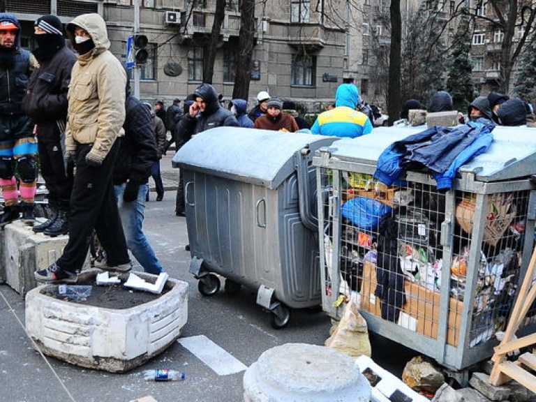 Митингующие на Майдане Независимости начали возводить новые баррикады