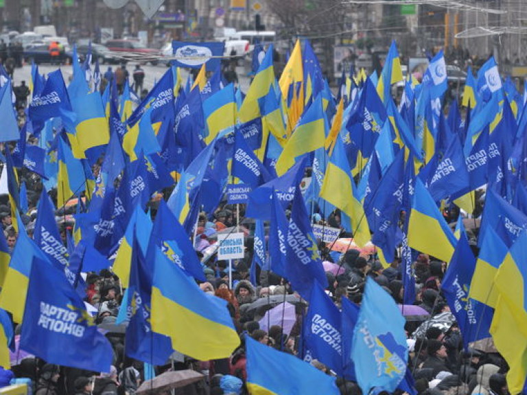 Сторонников Партии регионов массово свозят на митинг