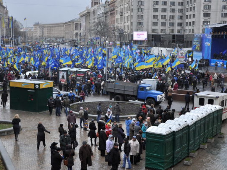 На Европейской площади начался монтаж большой сцены для митинга