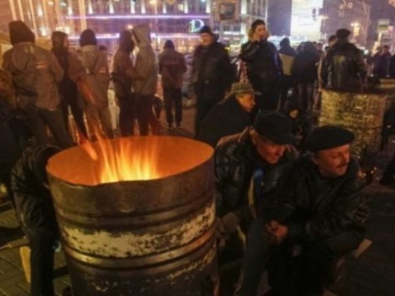 На колоннах Главпочтамта снова расписываются участники Майдана