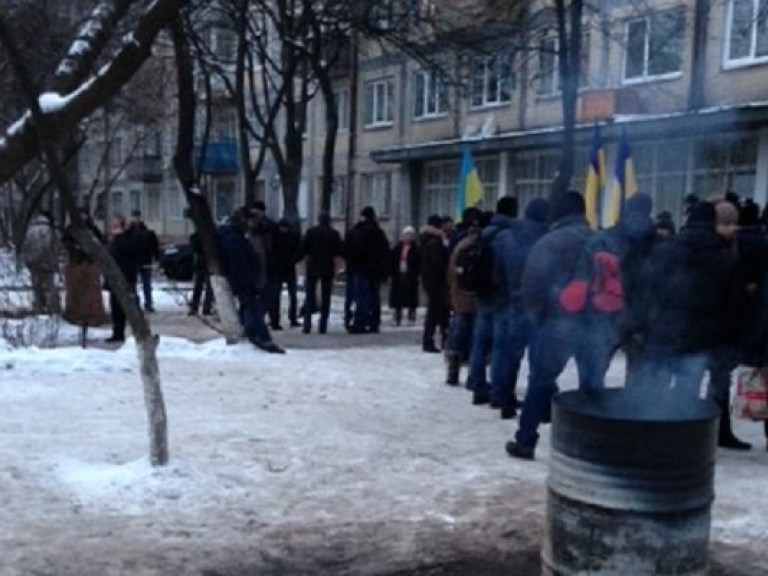 Более 200 сторонников Ю.Левченко заблокировали помещение проблемного ОВК 223,- СМИ
